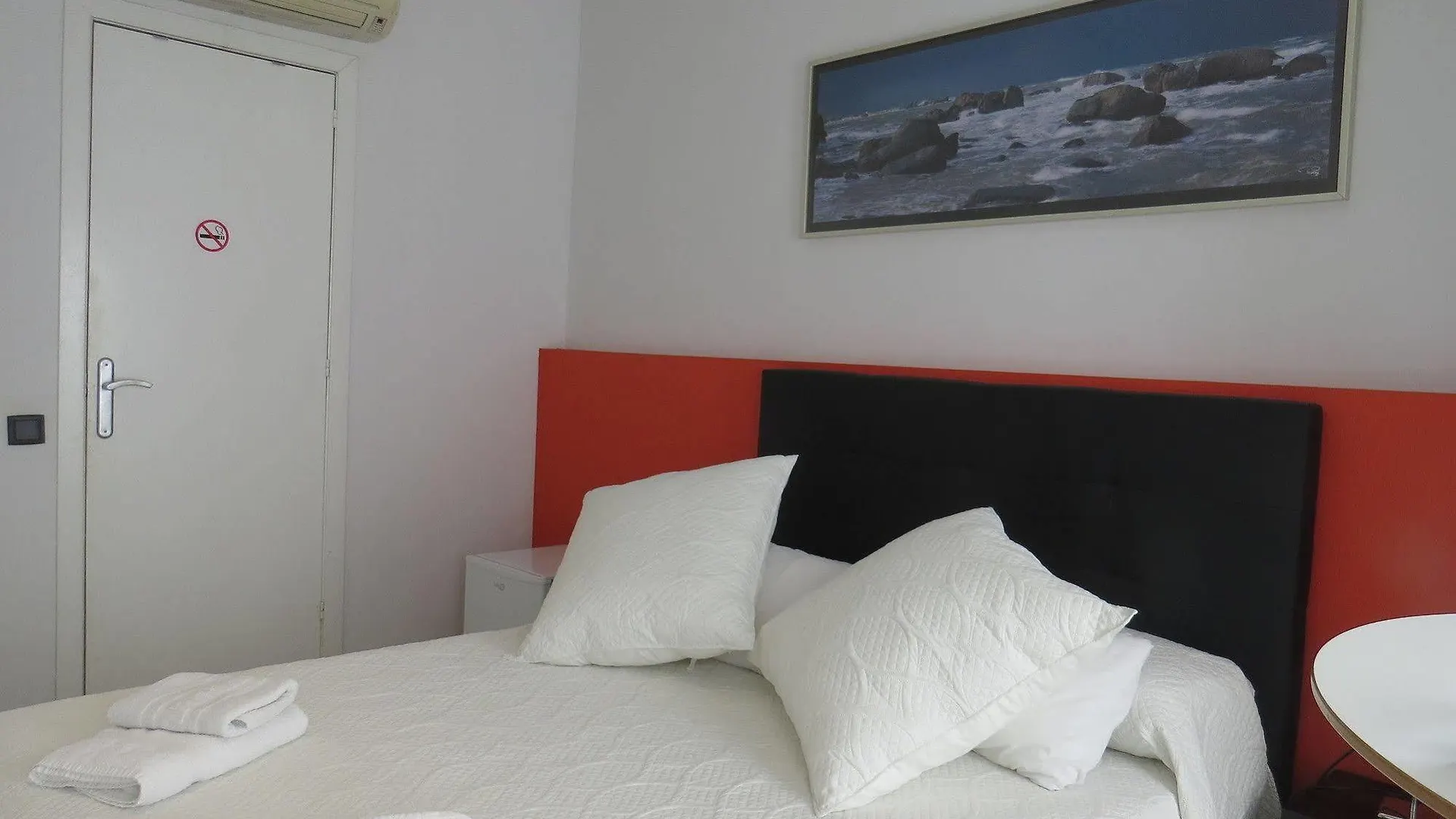 Barcelona City Centre Hostal 2*,